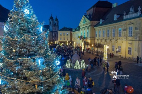 Ilyenek a Városháza ablakaiból a Belváros adventi fényei